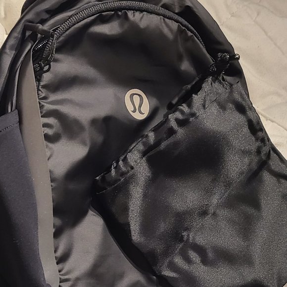 NWOT Lululemon far and free backpack  sz 13L - Picture 9 of 11